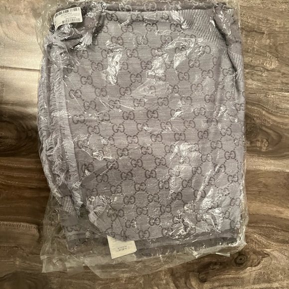 Brand New- Gucci Pearl/Med Grey Wool Silk Scarf - Picture 4 of 5